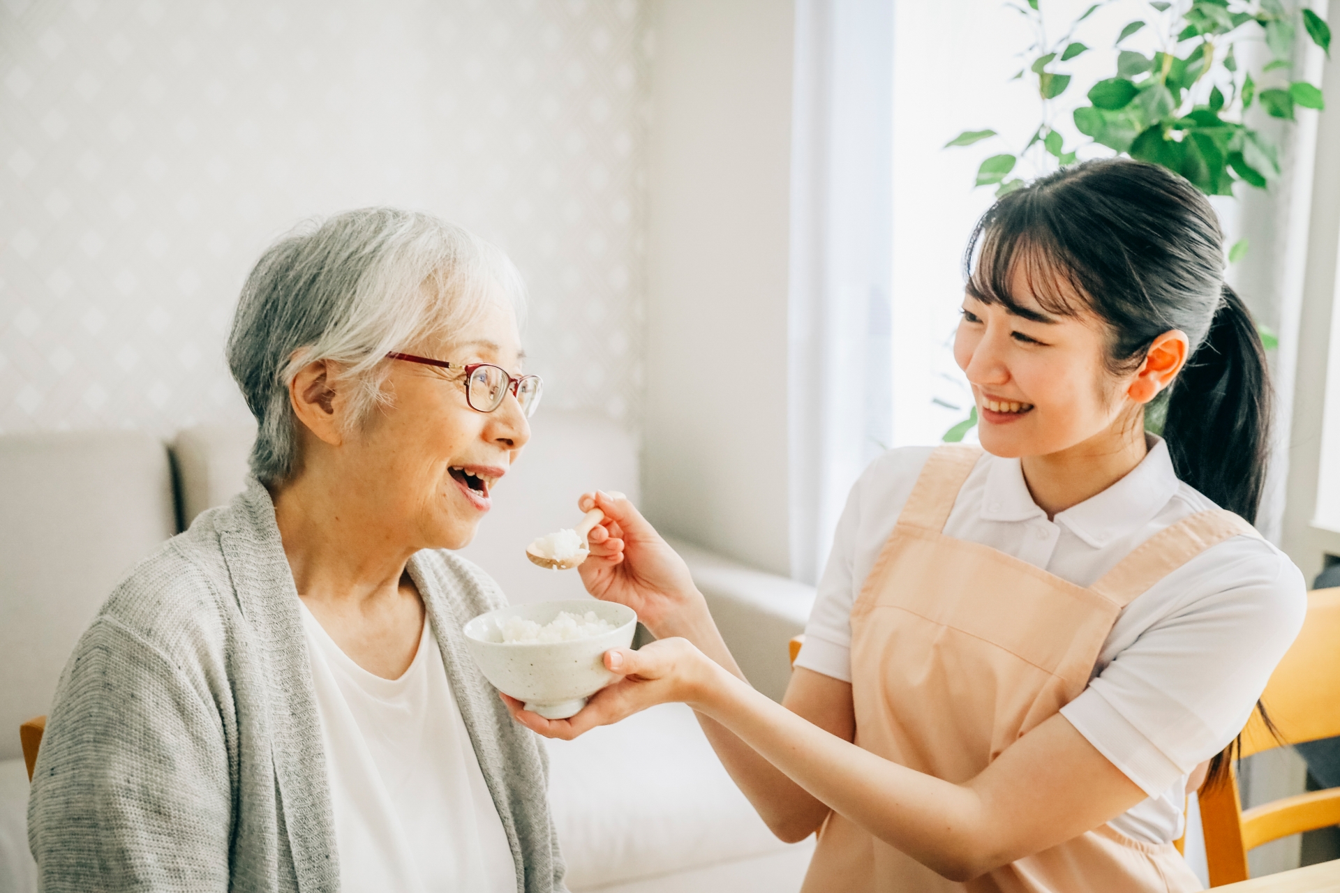 食事介助する介護士