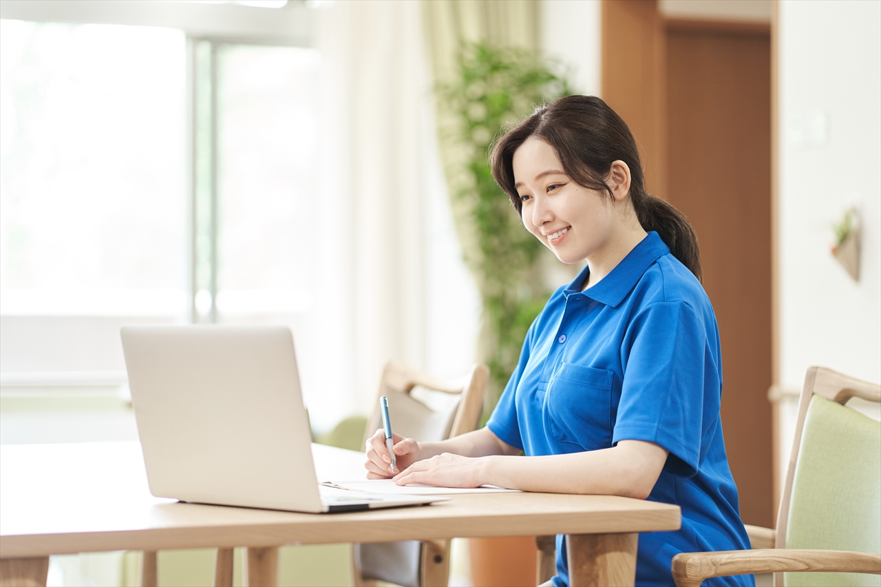 介護の勉強をする女性介護士